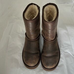 UGG PREOWNED CLASSIC SHORT LEATHER BOOTS